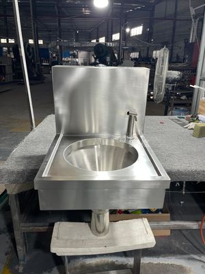Duvara monte edilmiş paslanmaz çelik 304/316 Uygulama Tek kase Sluice Lavabolar püskürtme tabancası Flush Valve Çıkışlı musluk Hastaneler, klinikler için Tıbbi cerrahi